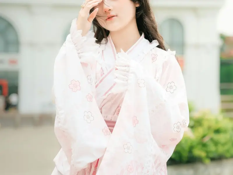 发现老公和别的女人聊天_发现老公和别的女人聊暧昧，笨女人喜欢哭闹，聪明女人会这样做