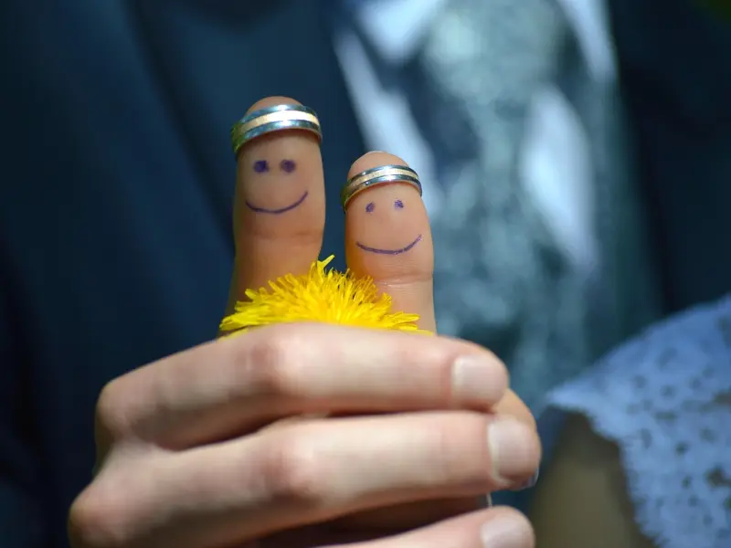 和女生聊天怎么找话题不至于尬聊_3个日常聊天技巧，让女生主动找你聊：泡妞高手从不明说的秘诀