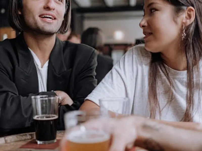 想追一个女孩怎么和她聊天_追女孩子不知道聊什么，不想尬聊该怎么做？