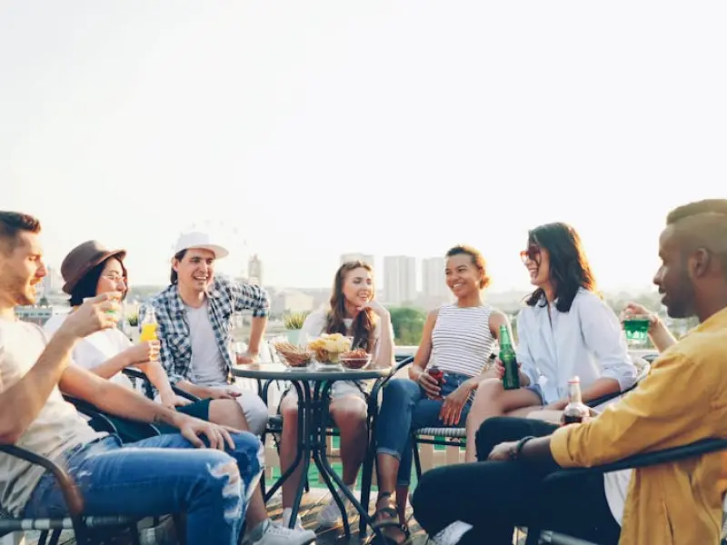 和女生怎么找话题聊天_与他人沟通和与女生聊天找话题有何不同？这1点是两者最大的区别