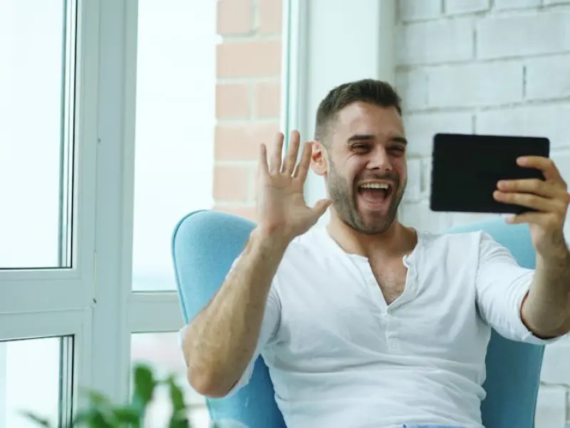 跟女孩子聊天怎么找话题_追女生从聊天没话题变身滔滔不绝