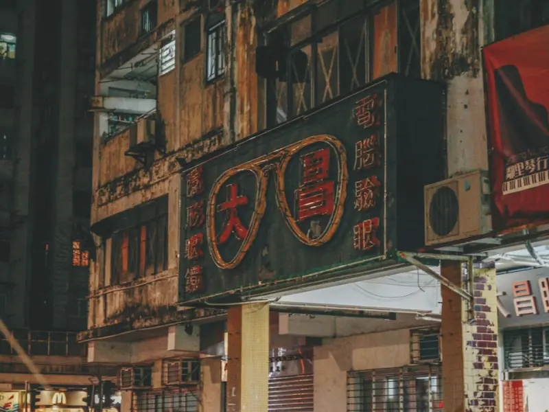 男士牛仔裤配鞋图_男人不管年纪多大，穿牛仔裤尽量别配这3双鞋？邋遢显矮又掉价