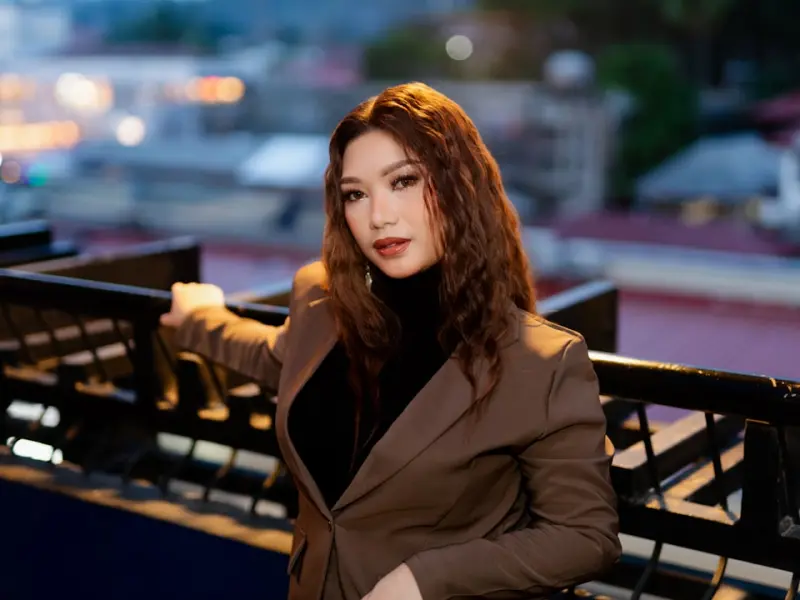高中女生谈恋爱_儿子高中早恋我没硬拆，约好考上大学再谈，结果双双上一本，不到两年异地分手，但孩子他爸