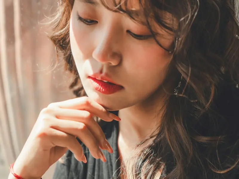 跟女生在暧昧期间送什么礼物_女人只要敢收你送的这3样东西，就表明她向你“开绿灯”了！