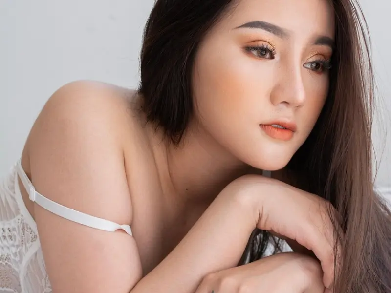 怎么追一个认识但不熟的女生_女生主动怎么才能不掉价？