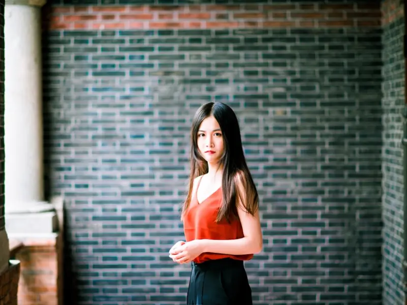 刚刚跟女生聊天怎么打招呼_跟女生聊哪些话题姑娘感兴趣，女生比较感兴趣的话题