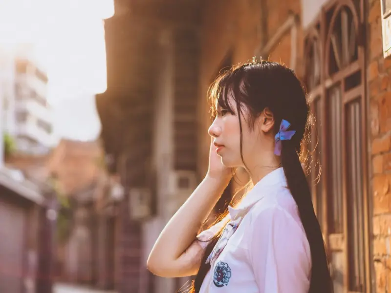 怎么去追一个不认识的女孩子_怎么吸引陌生妹子，这3个方法，让她倒追你